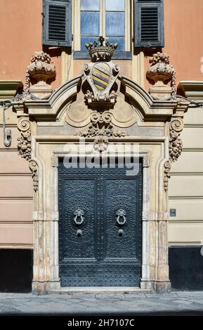 Eingangstür zum Palazzo Ferrero de Gubernatis Ventimiglia (18th. Jahrhundert), historischer Palast mit Blick auf die schmale Gasse (genannt 'Budello') von Alassio Stockfoto