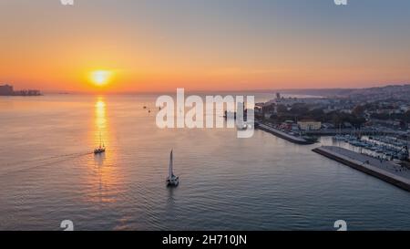 Luftaufnahme des portugiesischen Historischen Volksträmtes, Belem Tower, auf dem Tejo. Bei Sonnenuntergang. Stockfoto