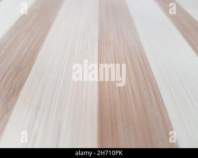 Gestreifter dunkler und hellbrauner Holzhintergrund. Stockfoto