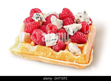 Französische Waffeln mit Himbeeren und Dorlu-Käse isoliert auf weißem Hintergrund Stockfoto