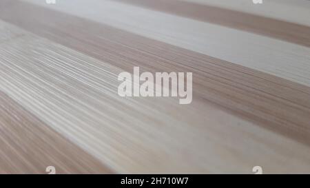 Gestreifter dunkler und hellbrauner Holzhintergrund. Stockfoto