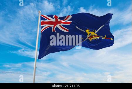 Flagge der britischen Armee Ensign bei bewölktem Himmel Hintergrund bei Sonnenuntergang. Panoramablick. vereinigtes Königreich Großbritannien, England. Copy Raum für breites Banner Stockfoto