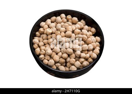 Rohe Kichererbsen in schwarzer Schale isoliert auf weißem Hintergrund. Ansicht von oben. Bio-vegetarische Protein-Lebensmittel Nahaufnahme. Stockfoto