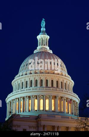 USA. Washington D.C. Das Capitol Building bei Nacht. Stockfoto