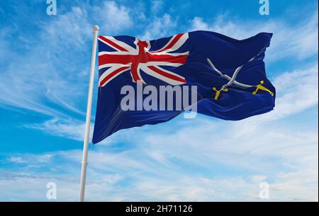 Flagge der britischen Armee Ensign bei bewölktem Himmel Hintergrund bei Sonnenuntergang. Panoramablick. vereinigtes Königreich Großbritannien, England. Copy Raum für breites Banner. Stockfoto