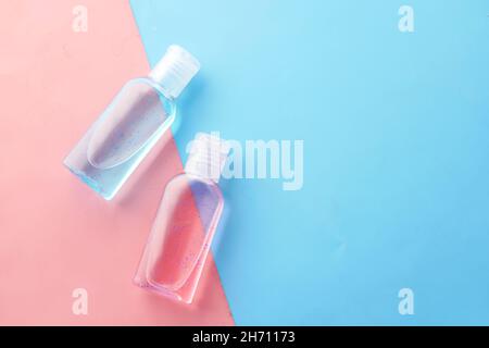 Handdesinfektionsmittel in einer Plastikflasche auf farbigem Hintergrund Stockfoto