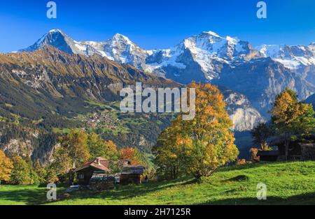 Blick von Sulwald auf das Dorf Wengen am Fuße des Eiger (3970 m), Mönch (4107 m) und Jungfrau (4158 m) im herbstlichen Berner Oberland, Schweiz Stockfoto