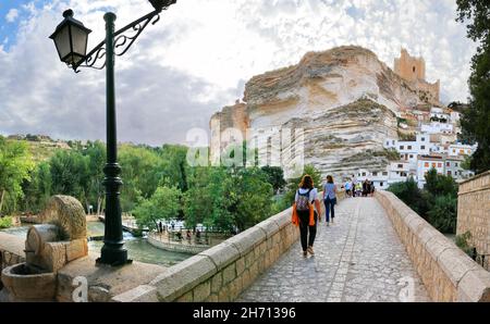 ALCALA DEL JUCAR, SPANIEN - 25. Sep 2021: Eine schöne Aussicht auf die römische Brücke in der Alcala del Jucar in einer Schlucht des Flusses Jucar, Spanien Stockfoto