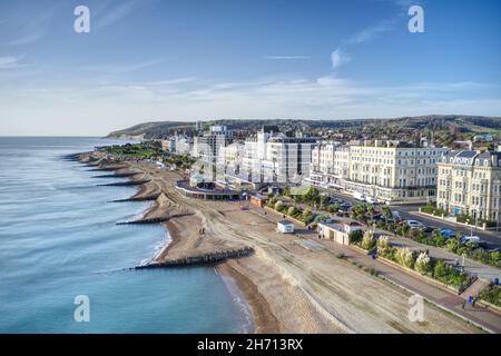 Eastbourne Beach und Bandstand mit Grand Parade entlang der Seafront, Luftblick. Stockfoto