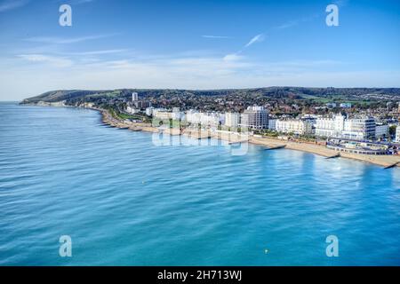 Luftaufnahme von Eastbourne Seafront und den eleganten Gebäuden in diesem beliebten Ferienort in East Sussex. Stockfoto