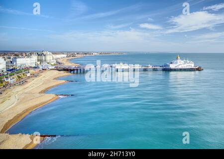 Luftaufnahme entlang der Eastbourne Seafront mit dem Pier in Sicht an dieser eleganten Seafront in diesem beliebten Ferienort in East Sussex. Stockfoto