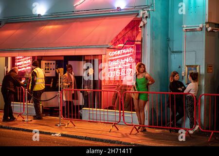 Fotos: Leute, die die Bars spät in der Nacht verlassen Central London Weihnachten 2021 Simmons Bar | Oxford Street und Wardour Street Bild von Gavin Rodgers/ Pixel Stockfoto