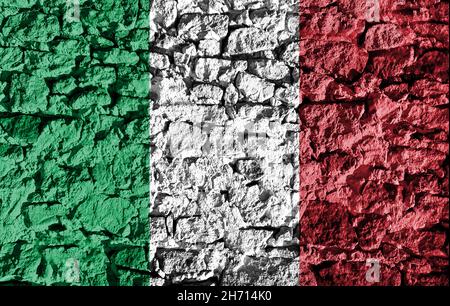 Italienische Flagge auf einer Steinmauer. Die Textur des Steins passt perfekt zu den Farben des Banners Stockfoto