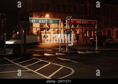 Verkehrszeichen das eine, das die Ausfahrt anzeigt, das andere, das keine Ausfahrt anzeigt Stockfoto