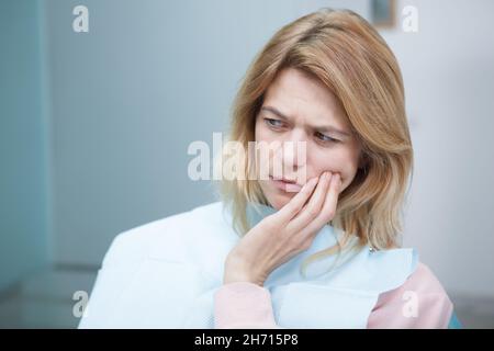 Nahaufnahme einer reifen Frau mit Zahnschmerzen im Zahnarztbüro Stockfoto