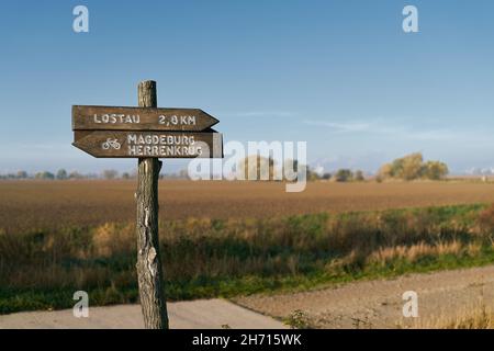 Wegweiser auf dem beliebten Elbradweg zwischen der Stadt Magdeburg und dem Dorf Lostau in Deutschland Stockfoto