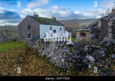 13.11.21 Chapel le Dale, North Yorkshire, Großbritannien. Verlassene Farm House oberhalb des Dorfes Chapel le Dales auf dem drei-Gipfel-Trail in der Yorkshire Dale Stockfoto