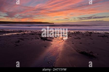 Skaill Beach mit buntem Himmel, Orkney Isles Stockfoto