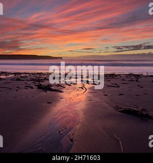 Skaill Beach mit buntem Himmel, Orkney Isles Stockfoto