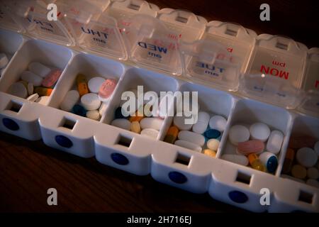 Pill Box für täglich verordnete Medikamente, die vom Fotografen verwendet werden. Mit Sitz in Großbritannien. November 2021 Stockfoto