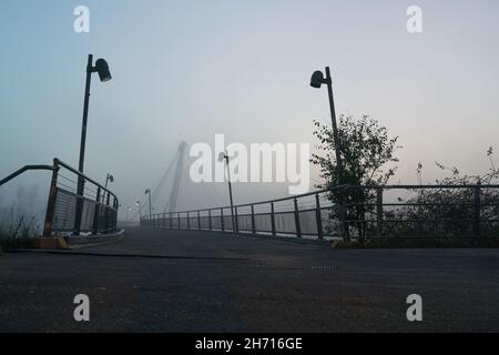 Der Herrenkrugsteg, eine Hängebrücke über die Elbe auf dem Elbradweg bei Magdeburg im Nebel Stockfoto