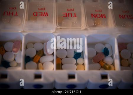 Pill Box für täglich verordnete Medikamente, die vom Fotografen verwendet werden. Mit Sitz in Großbritannien. November 2021 Stockfoto