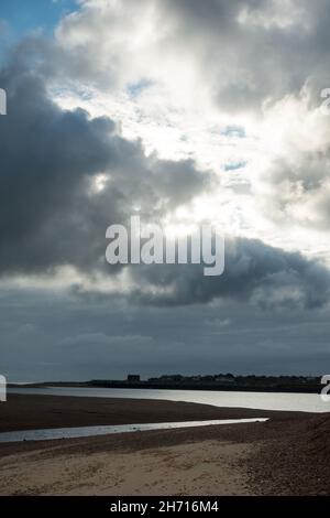 Blick auf den Fluss Deben in Suffolk von Bawdsey auf Old Felixstowe. Stockfoto