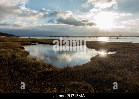 Blick auf den Fluss Deben in Suffolk von Bawdsey auf Old Felixstowe. Stockfoto