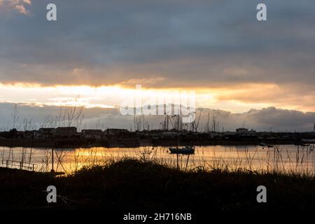 Blick auf den Fluss Deben in Suffolk von Bawdsey auf Old Felixstowe. Stockfoto
