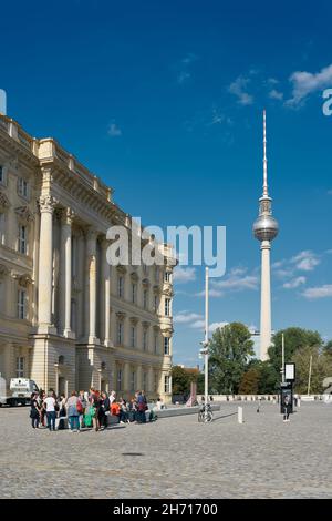 Touristikgruppe vor dem Humboldt Forum in Berlin. Im Hintergrund der Fernsehturm. Stockfoto