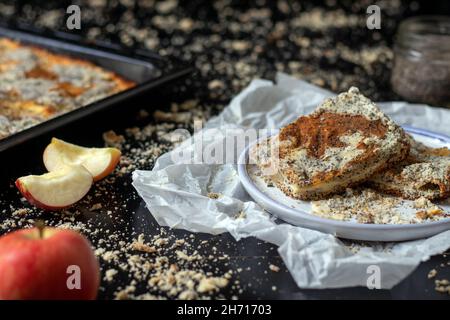 Stillleben mit Mosaiksteinchen auf einem Teller und frischem Apfel Stockfoto