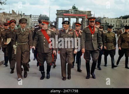 BERLIN, DEUTSCHLAND - 12. Juli 1945 - Feldmarschall Montgomery schmückt russische Generäle am Brandenburger Tor in Berlin. Der stellvertretende Oberste C Stockfoto