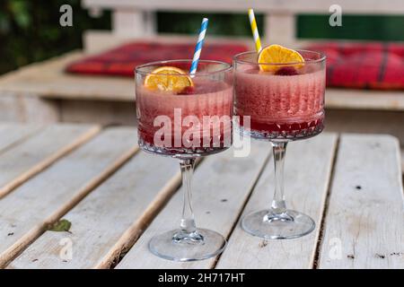 Erdbeer-Daiquiri-Cocktails auf dem Holztisch im Café Stockfoto