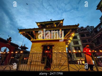 Kathmandu, Bagmati, Nepal. 19th. November 2021. Am 19. November 2021 zünden Menschen am Vollmondtag im Shiva-Tempel in Kathmandu, Nepal, Öllampen an. (Bild: © Sunil Sharma/ZUMA Press Wire) Bild: ZUMA Press, Inc./Alamy Live News Stockfoto