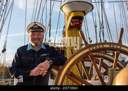 Commandant of Segelschulschiffes Gorch Fock der Deutschen Marine an Bord bei einem Pressetermin zur Wiederinstellung des Schiffs nach einer länge Stockfoto