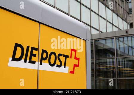 Aarau, Schweiz - 3. November 2021: Die Post ist die nationale Post der Schweiz - ein Unternehmen der Schweizerischen Eidgenossenschaft, Stockfoto