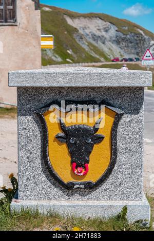 Furkapass, Schweiz - 14. August 2021: Das Wappen des Schweizer Kantons Uri am Furkapass Stockfoto