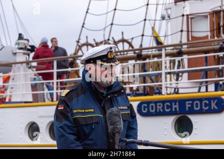 Der Kommandant des Segelschulschiffes Gorch Fock Kapitäne zur See Nils Brandt im Gespräch mit der Presse Stockfoto