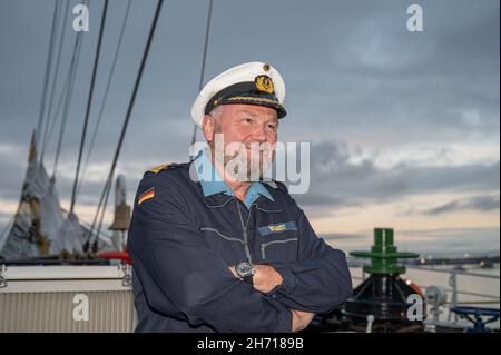 Porträt des Kommandanten des Segelschulschiffes Gorch Fock der Deutschen Marine an Bord der Bark Stockfoto