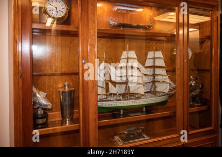 Innenaufnahmen des Segelschulschiffes der Deutschen Marine der Gorch Fock Vitrine in der Kapitänskajüte mit einem Schiffsmodell der Bark Stockfoto