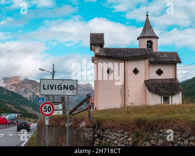 Livigno, Italien - 29. September 2021: Kleine Kirche in Livigno, einer Stadt und einem Gebiet mit besonderer Verwaltung in der Region Lombardei im Ital Stockfoto