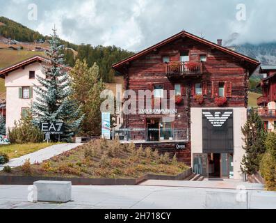 Livigno, Italien - 29. September 2021: Holzhaus des Modegeschäft Emporio Armani in einer zollfreien Stadt Livigno, Italien. Stockfoto