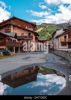 Livigno, Italien - 29. September 2021: Traditionelle Häuser in Livigno, einer Stadt und einem Gebiet mit besonderer Verwaltung in der Region Lombardei in Italien Stockfoto