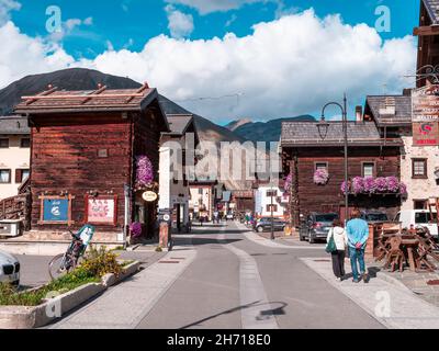 Livigno, Italien - 29. September 2021: Livigno ist eine Stadt und ein speziell verwaltetes Gebiet in der Region Lombardei in den italienischen Alpen und eine Pflicht f Stockfoto