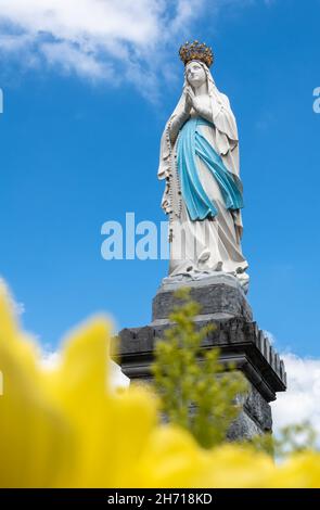 Lourdes, Frankreich - 28. August 2021: Eine Statue der heiligen Jungfrau Maria - unserer Dame von Lourdes Stockfoto