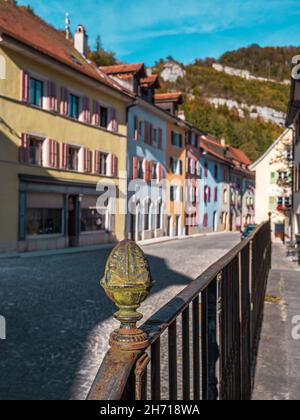 Saint Ursanne, Schweiz - 19. Oktober 2021: Malerische Altstadt von Saint Ursanne im schweizer Kanton Jura im Herbst Stockfoto