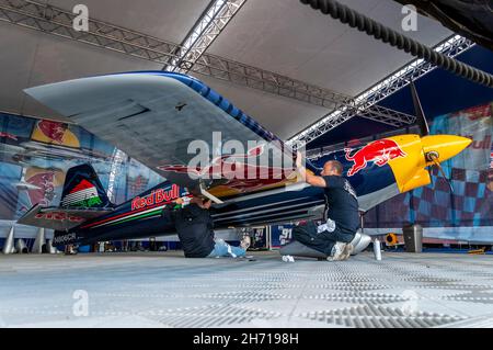 Ingenieure, die das Rennflugzeug von Peter Besenyei beim Red Bull Air Race in Royal Ascot, Rennbahn Großbritannien, vorbereiten. Verwenden von Geschwindigkeitsbändern zur Verbesserung des Luftstroms Stockfoto