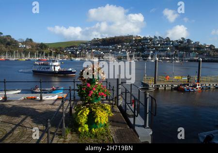 River Dart von der Dartmouth-Seite mit Blick auf Kingswear Ferry auf Flussyachten und Blumenarrangements am Kai im sommerblauen Himmel Kopieplatz Stockfoto