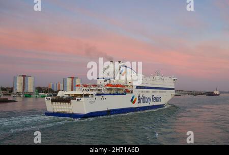 Brittany Ferries Armorique bietet eine Cross-Channel-Fähre an, die nach Portsmouth, Hampshire, Großbritannien, fährt Stockfoto