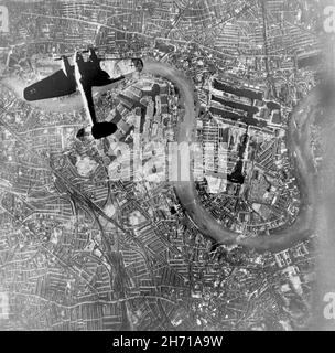 LONDON, ENGLAND, Großbritannien - 07. September 1940 - Ein deutscher Luftwaffe Heinkel He 111 Bomber, der über Wapping und die Isle of Dogs im East End von London fliegt Stockfoto